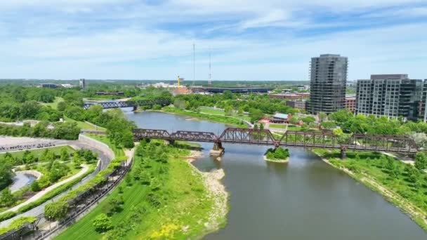 サイオト川を鉄道橋に向かって撃墜したフォワードのビデオ — ストック動画