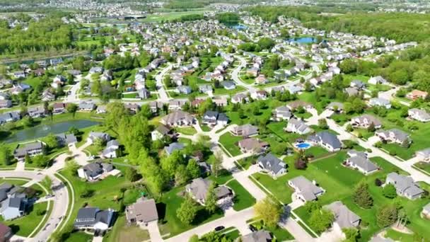 大規模な家を持つ空中明るい夏の日と豊かな近所のビデオ — ストック動画