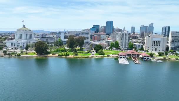 Nagranie Boom Jeziora Merritt Doków Aby Zobaczyć Oakland City Odległe — Wideo stockowe
