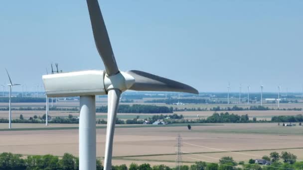 遠距離の風力発電所で回転する風力タービンの近くの静止した空中ビデオのビデオ — ストック動画