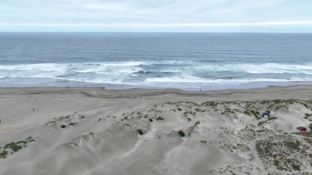 ゴールデンゲートパークに沿ったビーチのビデオ 砂に波が衝突するのを見るためにパンニングと空気 — ストック動画