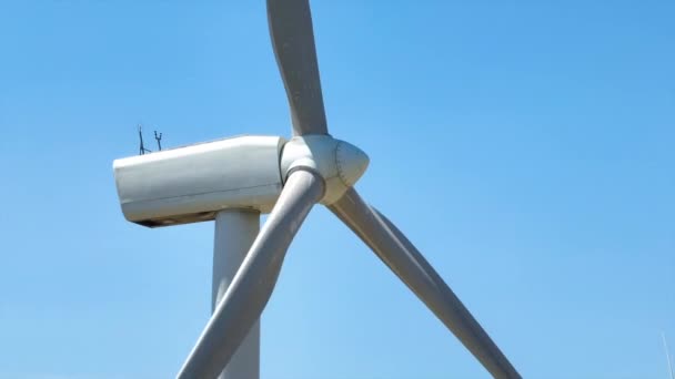 Video Van Single Wind Turbine Spinnen Close Van Motor Doos — Stockvideo
