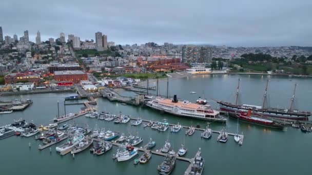 Video Aerial Hyde Street Pier Dengan Bangunan Ghirardelli Dalam Jarak — Stok Video