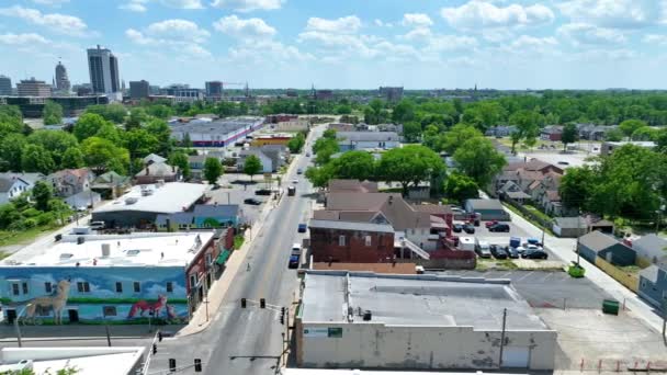 Fort Wayne Deki Wells Caddesi Ndeki Hava Tilkisi Kurt Anıtı — Stok video