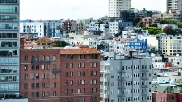 Відео Низького Кута Повітряних Будівель Сан Франциско Щоб Піднятися Мостом — стокове відео