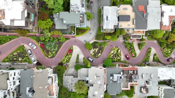Βίντεο Από Ευθεία Κάτω Άποψη Της Lombard Street Αυτοκίνητα Οδήγηση — Αρχείο Βίντεο