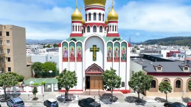 屋根とサンフランシスコ湾とゴールデンゲートブリッジへの聖ヴァージン大聖堂のショットブームのビデオ — ストック動画