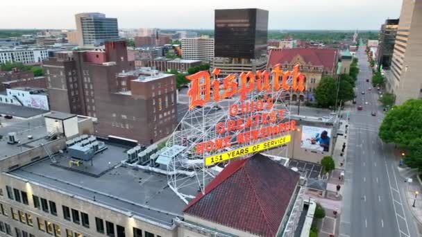 Video Aerial Video Panning Away Dispatch Newspaper Sign Other Side — Stock Video