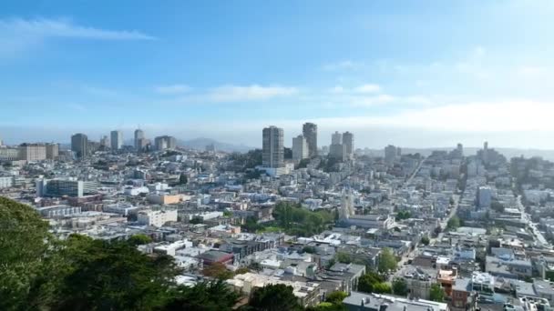 バックグラウンドでサンフランシスコの高層ビルとオークランド橋とのコイトタワーからのアークビューのビデオ — ストック動画