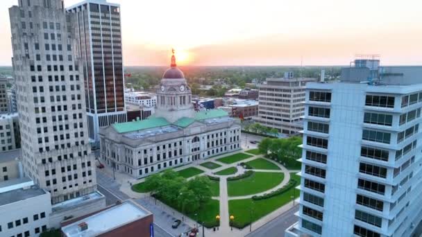 Video Aerial Video Sunrise Wind Vine Allen County Courthouse Boom — Stock Video