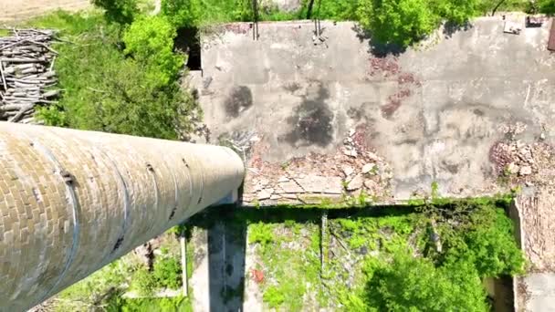 人形ショットでサイロで放棄された建物のストレートダウンショットのビデオ — ストック動画