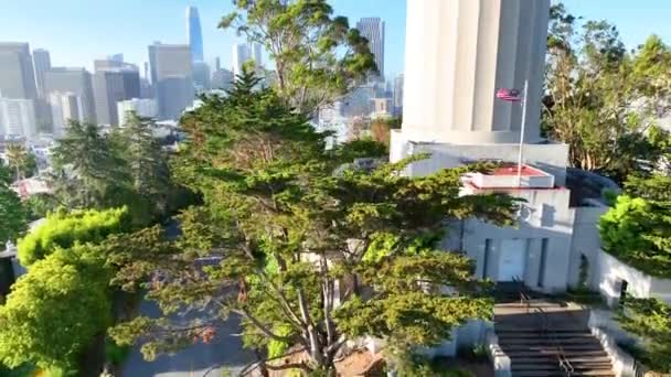 旧金山市中心摩天大楼在科伊特大楼后的空中视频 — 图库视频影像