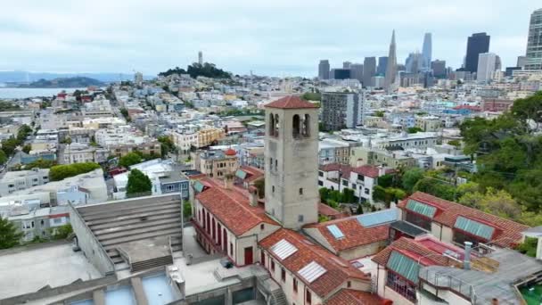 背景にあるコイトタワーとダウンタウンの建物とのサンフランシスコの航空ビデオのビデオ — ストック動画