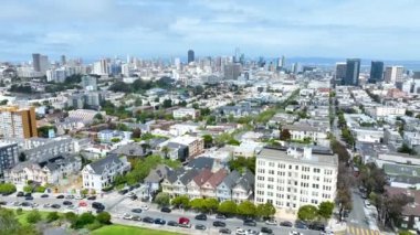 San Francisco 'daki ünlü Boyalı Kadınlar evlerinin önünden geçen hava klibi.