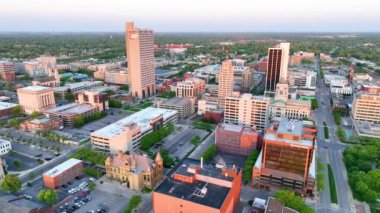 Fort Wayne 'deki gökdelenleri aydınlatan günbatımının videosu.