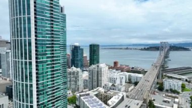 Oakland Bay Köprüsü 'ne doğru Rincon Green Apartmanının video görüntüleri.