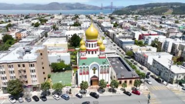 San Francisco 'nun körfez ve Golden Gate Köprüsü' yle çekilmiş Kutsal Bakire Katedrali görüntüleri.