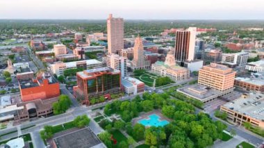 Freimann Square Fort Wayne hava filminin günbatımında geniş manzaralı videosu.