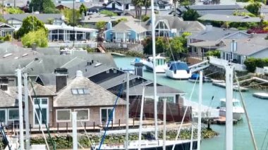 Paradise Cay 'in videosu. Dışarıya yanaşmış ev ve gemi antenlerini kapatın.