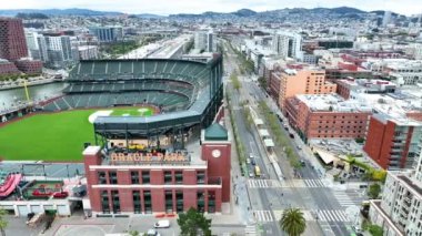 Oracle Park 'ın sol tarafındaki hava görüntüsü Oracle Park Marina Kapısı' na çıkıyor.