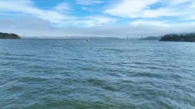 Yatın üzerinde, uzak Golden Gate Köprüsü ile Tiburon 'a doğru giden muhteşem bulut hareketinin videosu.