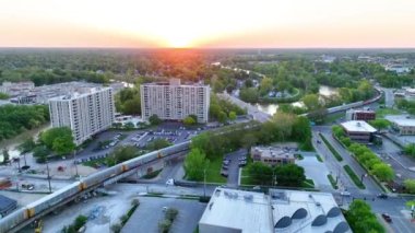 Güneşin Fort Wayne apartmanları ve üç nehrin kesiştiği hava videosuyla ufukta beliren videosu