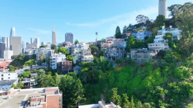 Telegraph Hill 'den Coit Kulesi' ne San Francisco 'nun havadan çekilmiş videosu.