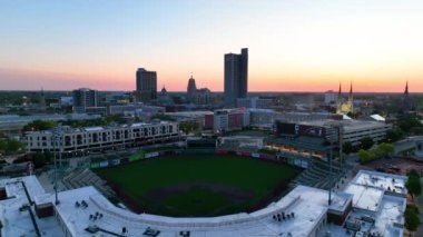 Gün batımında Parkview Field 'ın videosu. Katedral ve Fort Wayne' i aydınlatmış. Arka plan videosu.
