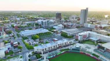 Dolly 'nin videosu Parkview sahasında Fort Wayne hava sahasına doğru çekildi.