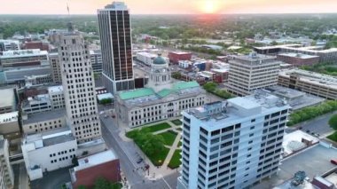 Gündoğumunda Fort Wayne Adliyesi 'nin etrafındaki yavaş hava kemerinin videosu