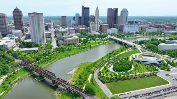 Video Aerial Video Scioto River Panning Left Give View Downtown — Stock Video