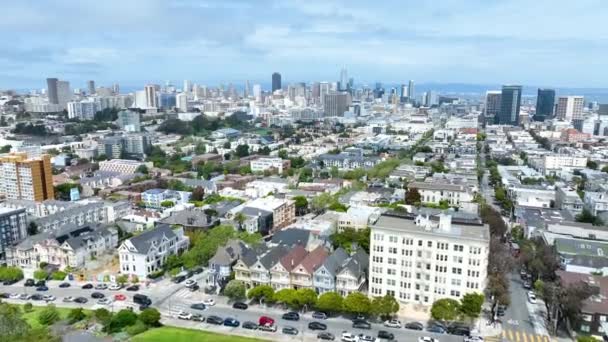 有名なペイントされたレディースハウスを通過する航空ビデオのビデオ サンフランシスコの都市でワイドショット — ストック動画