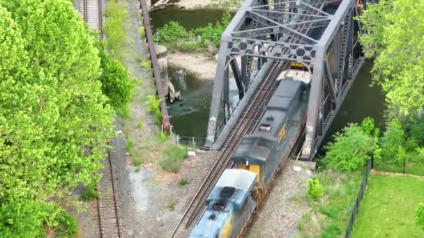 Video Antenn Närbild Tåg Som Passerar Genom Järnvägsbron Columbus Ohio — Stockvideo