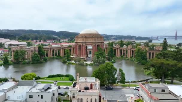 サンフランシスコの美術宮殿の閉鎖につながるドリー空中撮影のビデオ — ストック動画