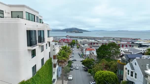 Vídeo Dolly Hacia Bahía San Francisco Con Alcatraz Hyde Pier — Vídeos de Stock