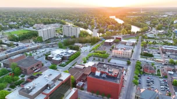 Fort Wayne Şehir Merkezinde Sunset Video Klibi Apartman Binalarının Yanındaki — Stok video