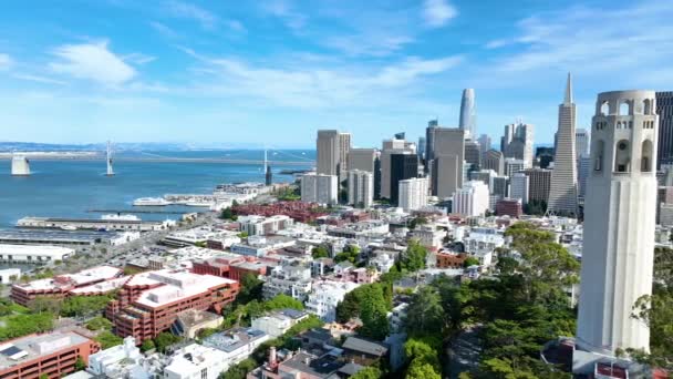 コイトタワーの空中を閉鎖する都市のサンフランシスコオークランドベイブリッジパンのビデオ — ストック動画