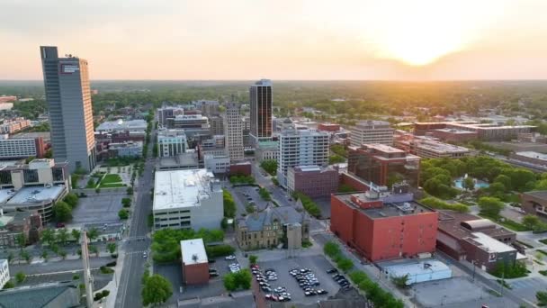 Video Sunrise Sobre Centro Fort Wayne Video Aéreo Ciudad — Vídeo de stock