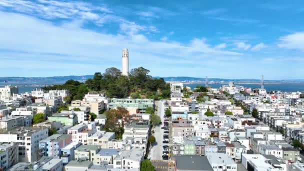 ドリー空中撮影のビデオ サンフランシスコ湾とコイトタワーに向かって オークランド橋の近くのドックで終わる — ストック動画