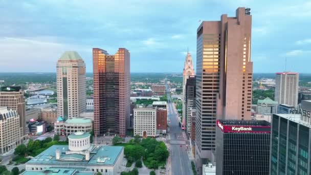 Video Langsom Antenne Video Passerer Mellem Skyskrabere Downtown Columbus Ohio – Stock-video