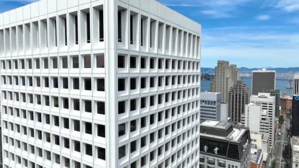 位于旧金山市中心两座摩天大楼之间的空中平底锅与跨美洲金字塔的视频 — 图库视频影像