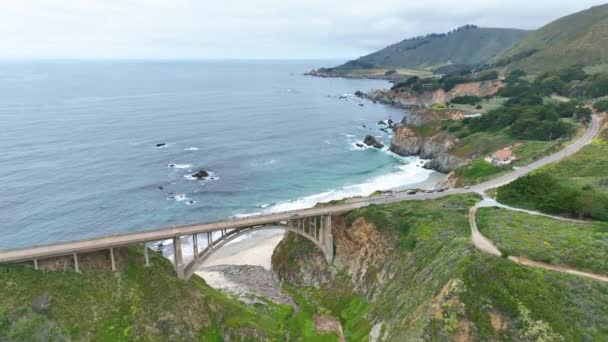 Wideo Aerial Highway One Linii Brzegowej Wybrzeża Widokiem Ocean Spokojny — Wideo stockowe
