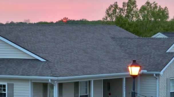 Video Slow Pan Quaint Indiana Home Glowing Streetlamp Ominous Red — Vídeos de Stock