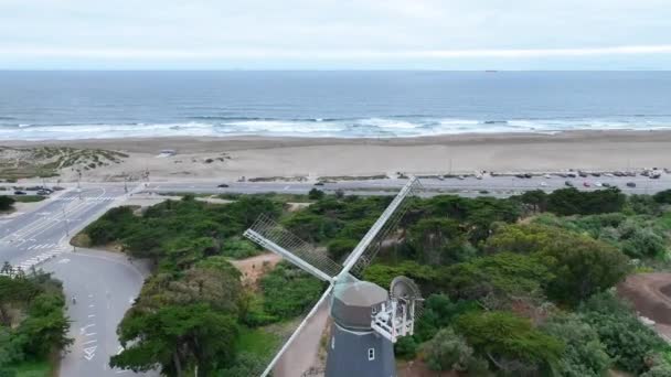 Nagranie Lotu Ptaka Dolly Nad Murphy Windmill Oceanem Spokojnym Falami — Wideo stockowe