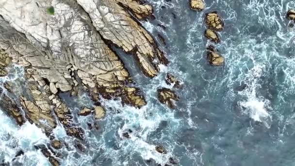 Vidéo Magnifique Écrasement Vagues Avec Mousse Mer Autour Rivage Partiellement — Video
