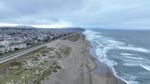 Nagranie Wideo Lotu Ptaka Wzdłuż Wybrzeża San Francisco Falami Uderzeniowymi — Wideo stockowe