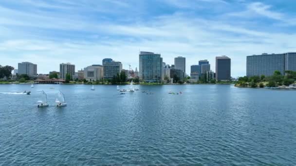 皮划艇和皮划艇绕着莫里特湖驶向奥克兰市的录像 — 图库视频影像