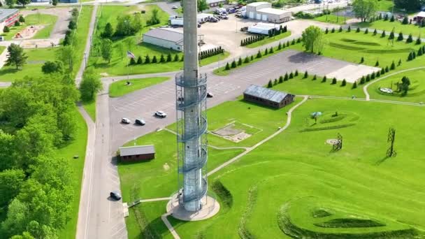 Videó Lassú Pályájú Légi Felvételekről Rastin Observation Tower Körül Ariel — Stock videók