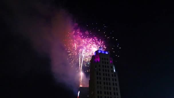 7月4日の花火のビデオ リンカーンタワーの裏側に照らされた裁判所の家 — ストック動画