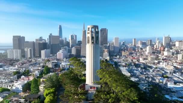 サンフランシスコ カリフォルニアの豪華な夕日のコイトタワー周辺の360軌道のビデオ — ストック動画